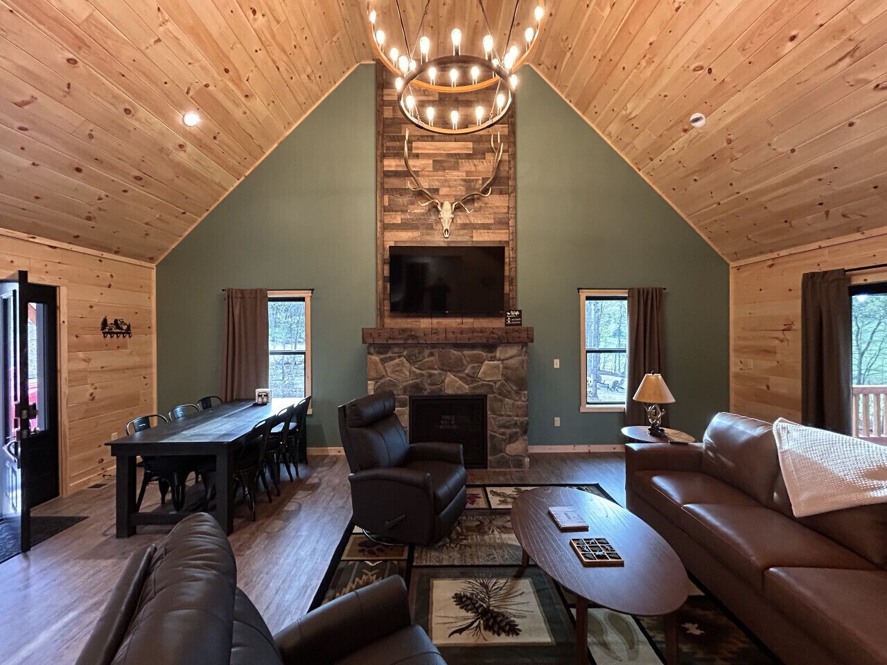 TV, fireplace
