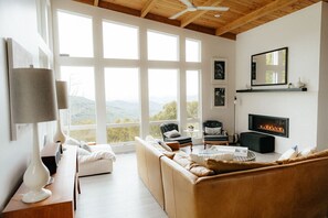 TV, fireplace, stereo - Private Luxe Mountain View Getaway - 25 minutes to Downtown Asheville (Candler)