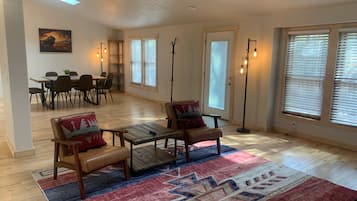 Nhà Deluxe, 4 phòng ngủ, bếp, quang cảnh đồi núi | Nội thất