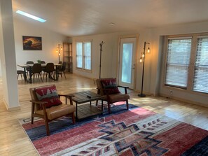 Nhà Deluxe, 4 phòng ngủ, bếp, quang cảnh đồi núi | Nội thất