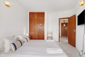 1 bedroom, iron/ironing board, WiFi, bed sheets - Apartment 'Galé 13 D - Sea View' with Shared Pool, Sea View and Wi-Fi (Armação de Pêra)