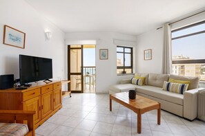 TV - Apartment 'Galé 13 D - Sea View' with Shared Pool, Sea View and Wi-Fi (Armação de Pêra)