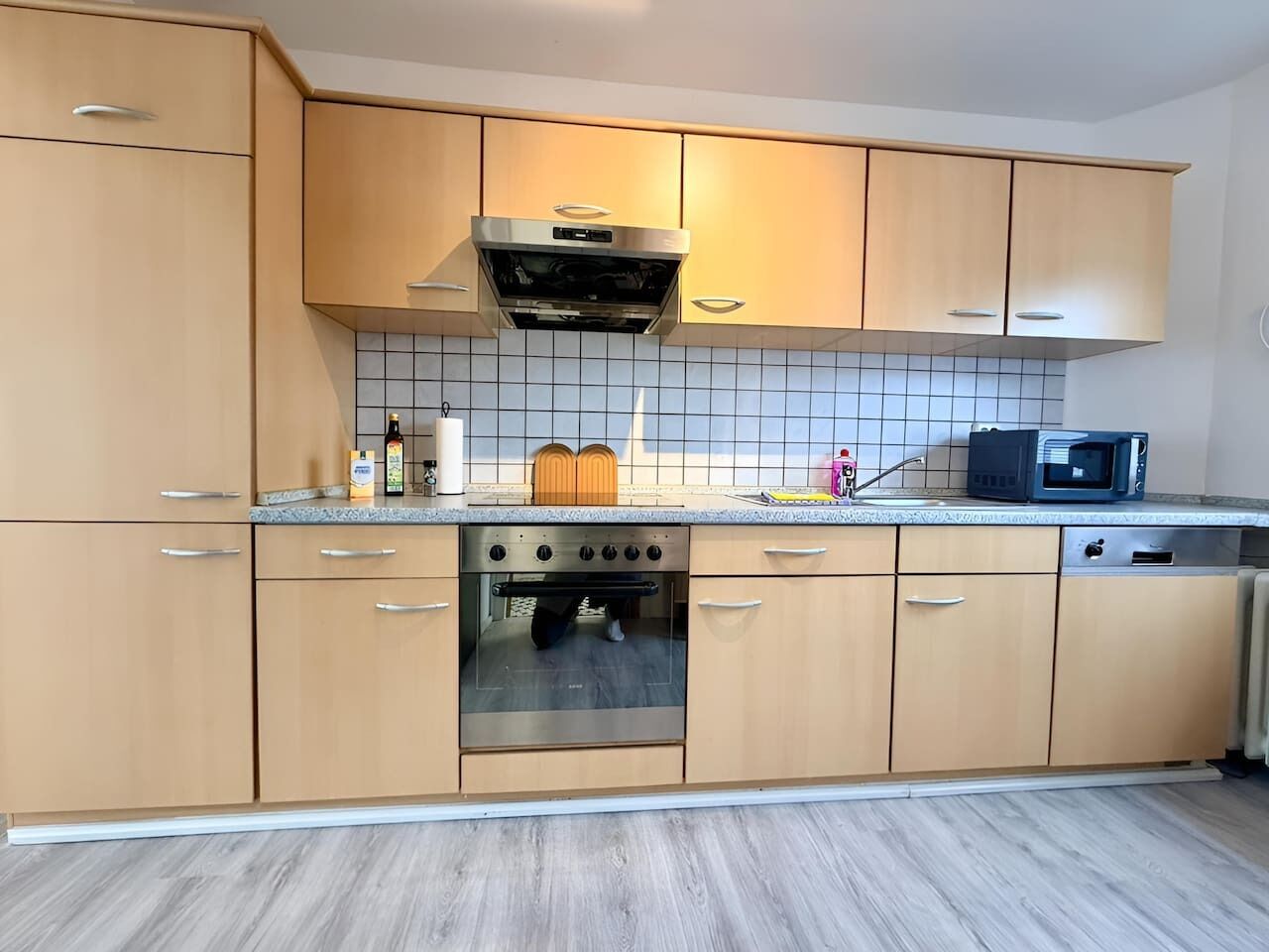 Køleskab, mikrobølgeovn, ovn, kogeplade
