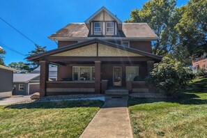 Exterior - 4BR- Downtown Christmas Home (Millersburg)