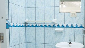 A bathroom with a toilet, a sink, and a mirror. - Horizonte Hotels (Cusco)