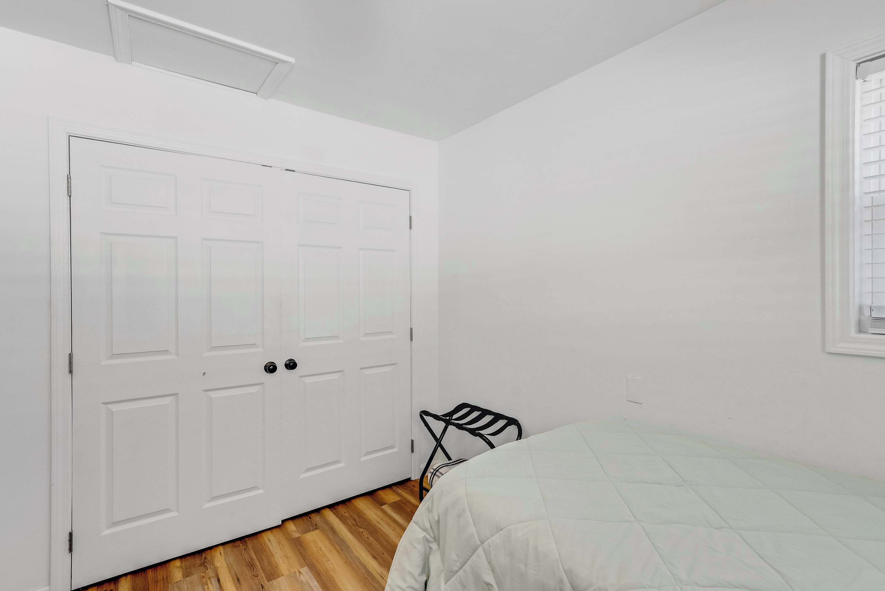 Iron/ironing board, travel crib, WiFi, bed sheets