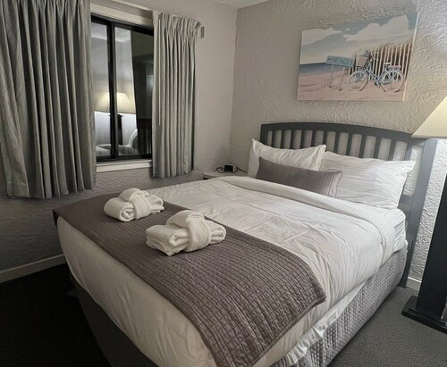 Week 14 Gorgeous 1-bedroom Seacrest Surf and Raquet Club HHI