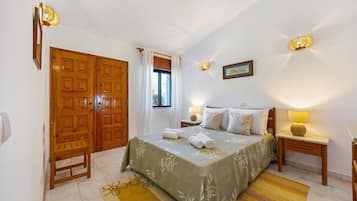 Ferros/tábuas de passar roupa, Wi-Fi, roupa de cama