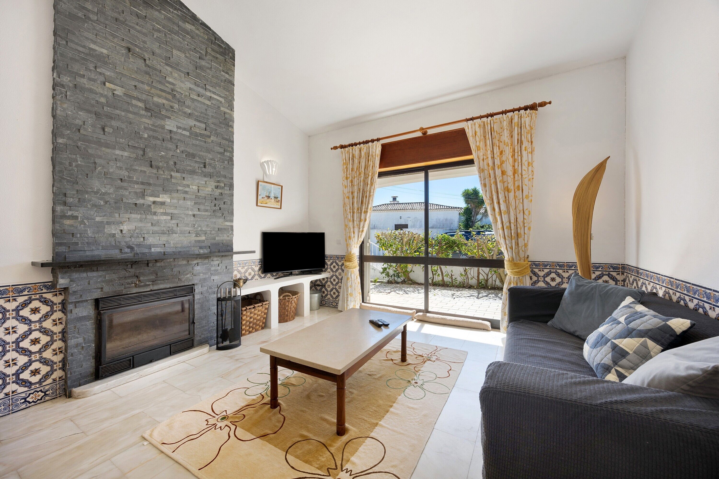 Televisión, chimenea