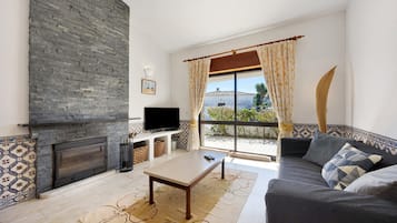 Televisión, chimenea