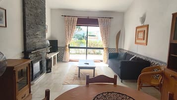 Een televisie en een open haard