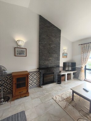 Een televisie en een open haard