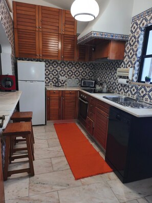 Een koelkast, een magnetron, een oven, een kookplaat