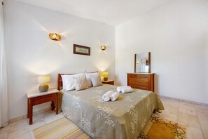 Tabla de planchar con plancha, wifi y ropa de cama 