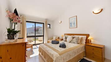 Tabla de planchar con plancha, wifi, ropa de cama