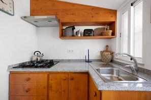 Kühlschrank, Mikrowelle, Herdplatte, Wasserkocher mit Kaffee-/Teezubehör