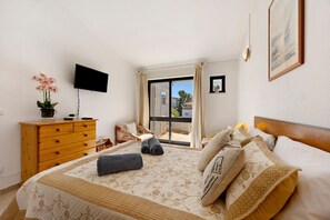 Tabla de planchar con plancha, wifi, ropa de cama