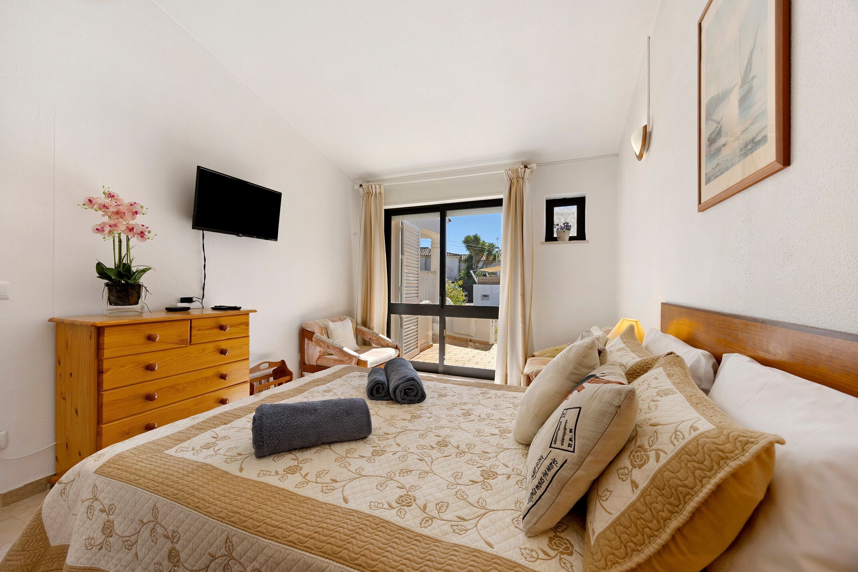 Iron/ironing board, WiFi, bed sheets