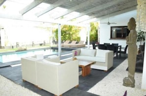 Outdoor dining - VILLA BALI 10 MINUTES FROM JUAN DOLIO BEACH (Playa Juan Dolio)
