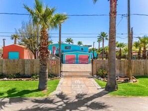 Property grounds - Family-Friendly Retreat with Pool & Outdoor Lounge (Kemah Area)