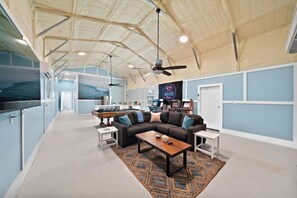 Televisión, videojuegos, futbolito y tenis de mesa 