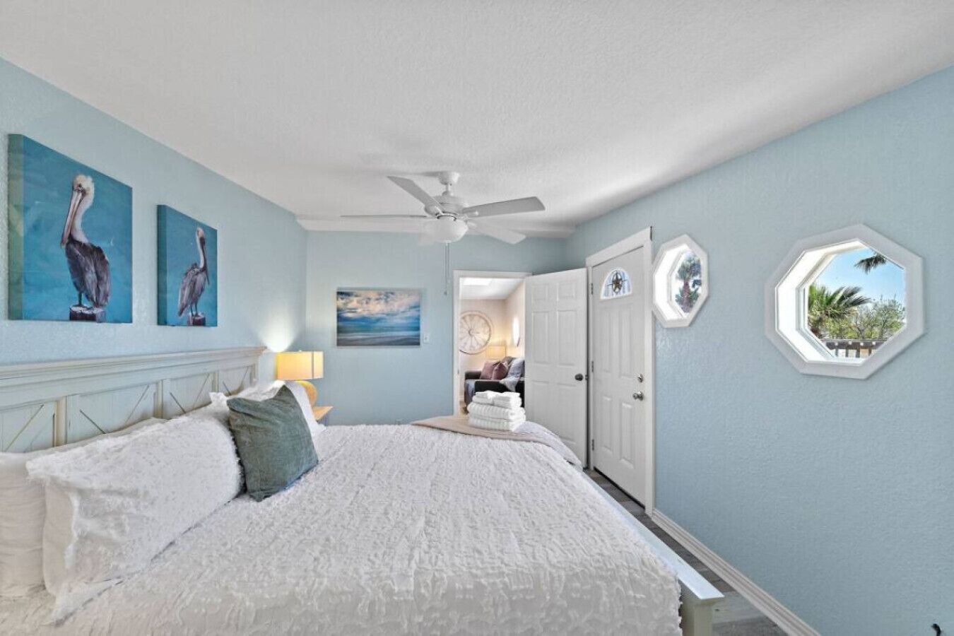 Bureau, fer et planche à repasser, lit parapluie, Wi-Fi