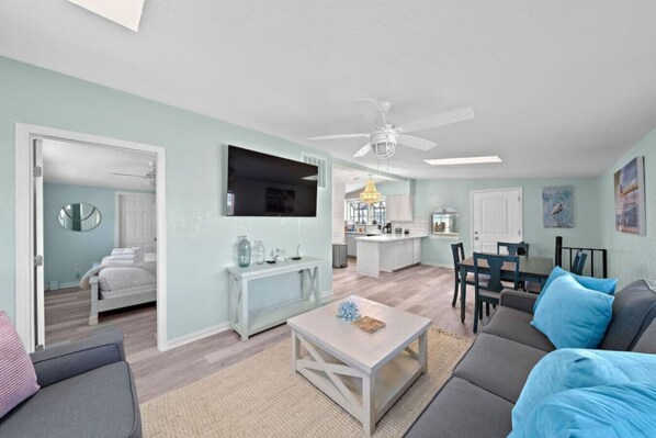 Living area - Family-Friendly Retreat with Pool & Outdoor Lounge (Kemah Area)