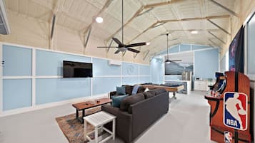 Televisión, videojuegos, futbolito y tenis de mesa