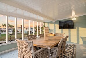 Outdoor dining - Charming Canalfront Bungalow with Screened Patio (Galveston)