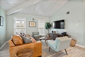 TV - Charming Canalfront Bungalow with Screened Patio (Galveston)