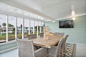 Outdoor dining - Charming Canalfront Bungalow with Screened Patio (Galveston)