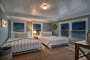 3 bedrooms, desk, iron/ironing board, travel crib - Charming Canalfront Bungalow with Screened Patio (Galveston)