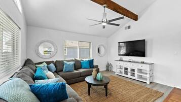 Televisión, videojuegos, futbolito, mesa de ping pong