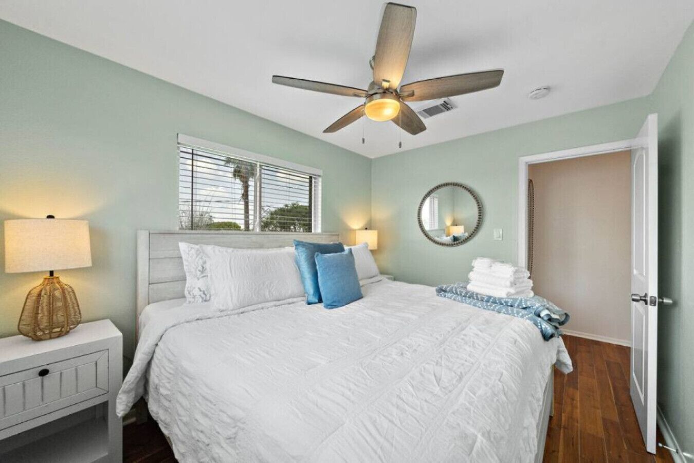 Schreibtisch, Bügeleisen/Bügelbrett, Reisekinderbett, WLAN