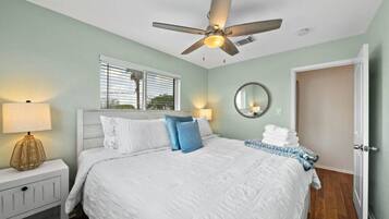 Schreibtisch, Bügeleisen/Bügelbrett, Reisekinderbett, WLAN