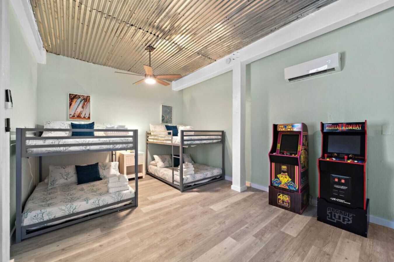 Escritorio, tabla de planchar con plancha, cuna de viaje y wifi 