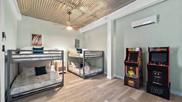 Escritorio, tabla de planchar con plancha, cuna de viaje y wifi