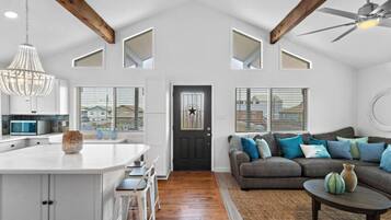 Una televisión, videojuegos, un futbolín, una mesa de tenis de mesa