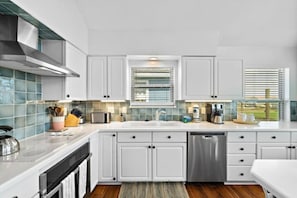 Fridge, microwave, oven, stovetop - Canal Home with Two Docks and Large Gameroom (Surfside)