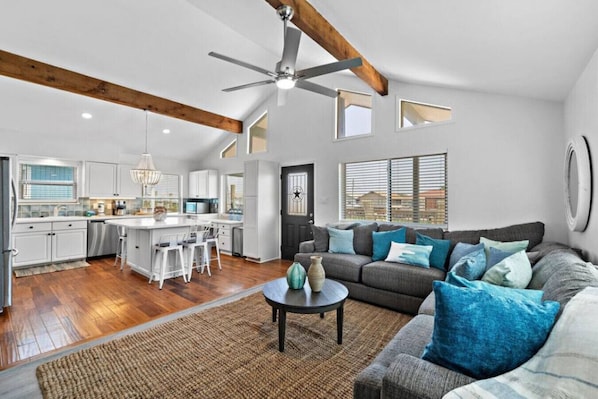 TV, video games, table football, ping pong - Canal Home with Two Docks and Large Gameroom (Surfside)