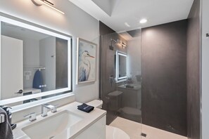 Dusche, Haartrockner, Handtücher, Shampoo