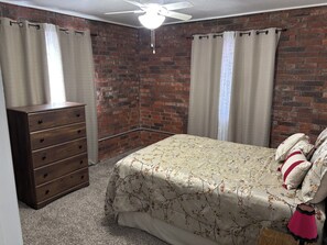 Blackout curtains, free WiFi - Overton Apartments (Kansas City)