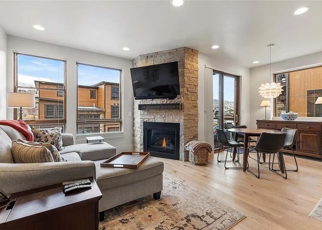 Télévision, cheminée