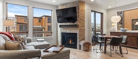 Télévision, cheminée