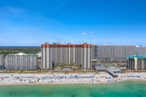 WHITE SAND BEACH
2-bedroom 2-bath. Largest and most beautiful pool in the city.