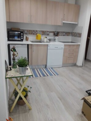 Kühlschrank, Mikrowelle, Ofen, Herdplatte