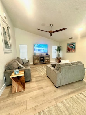 Älytelevisio, kirjoja, tulostin