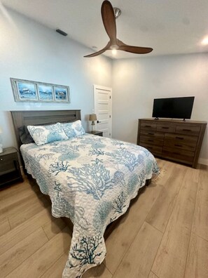 3 makuuhuonetta, työpöytä, silitysrauta/-lauta, ilmainen Wi-Fi