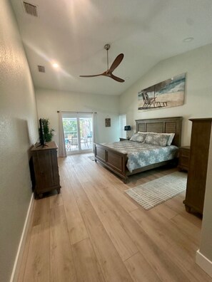 3 室のベッドルーム、デスク、アイロン / アイロン台、WiFi (無料)