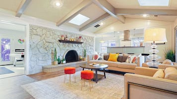 Una Smart TV, videojuegos, un futbolín, libros